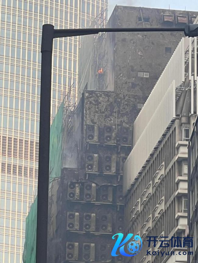 香港中环突发大火 一大楼堕入火海 火势利害浓烟冲天