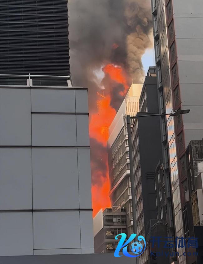 香港中环突发大火 一大楼堕入火海 火势利害浓烟冲天