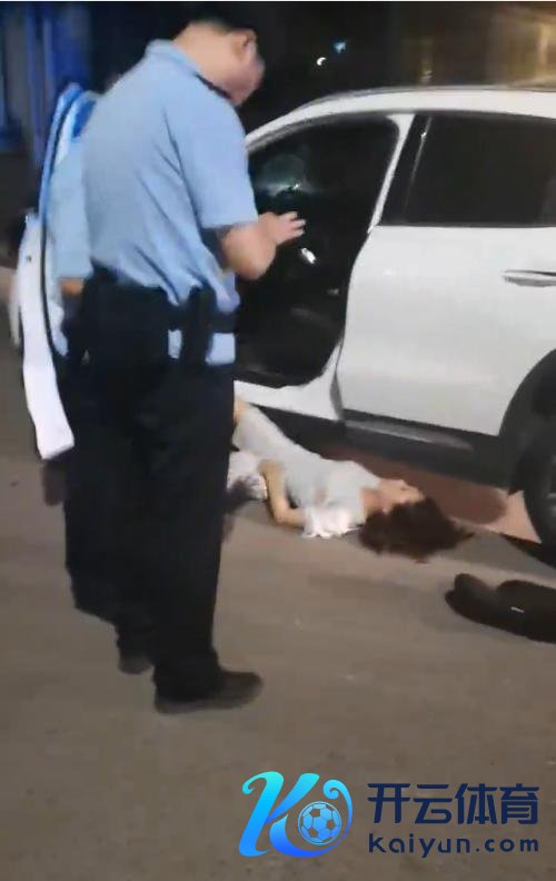 男人凌晨听到呼救发现一女子被勒昏 勇敢市民拍视频吓退歹徒