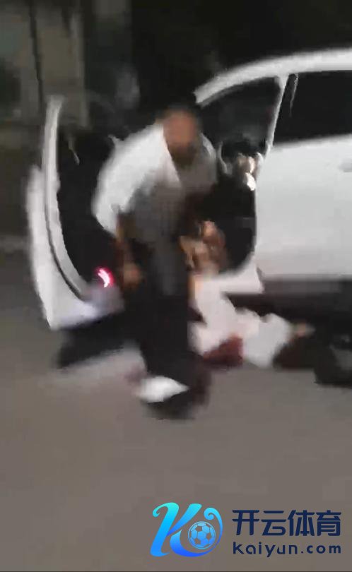 男人凌晨听到呼救发现一女子被勒昏