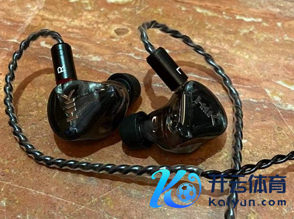 老古董翻红!有线耳机穿搭爆火:不必充电无需配对